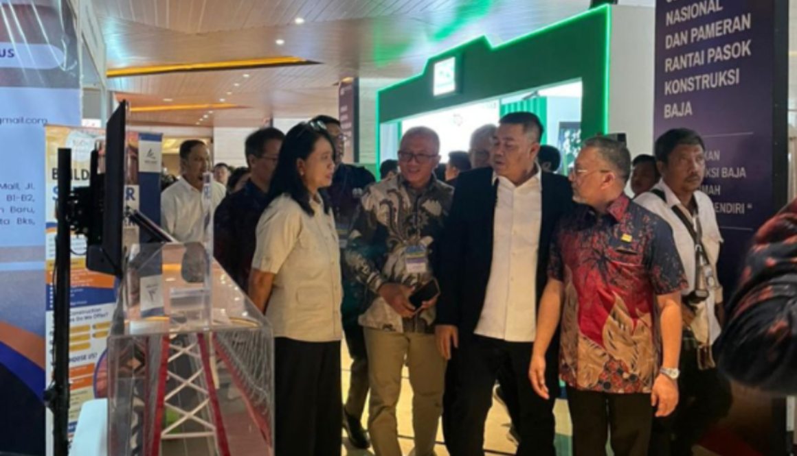 Ibu Diana Kusumastuti (Wamen PU) bersama pengurus ISSC saat meninjau inovasi baja nasional di Jakarta