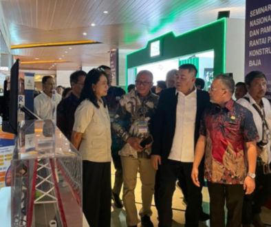 Ibu Diana Kusumastuti (Wamen PU) bersama pengurus ISSC saat meninjau inovasi baja nasional di Jakarta