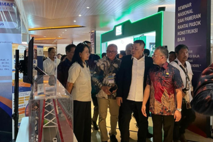 Ibu Diana Kusumastuti (Wamen PU) bersama pengurus ISSC saat meninjau inovasi baja nasional di Jakarta